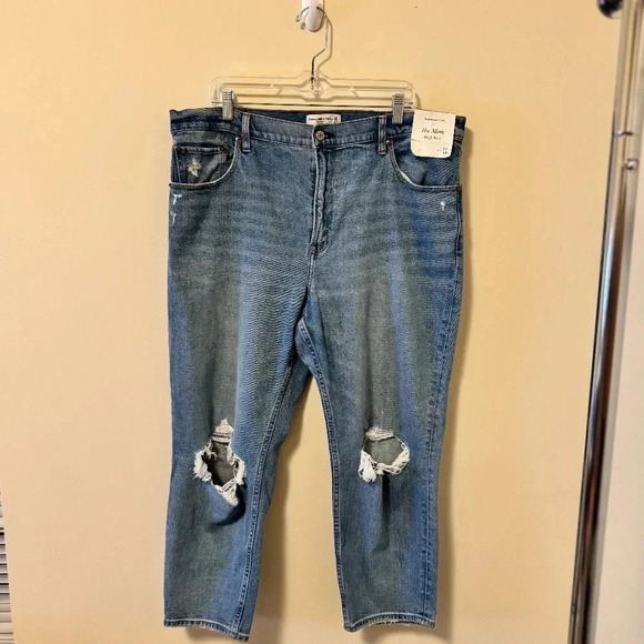 NWT ABERCROMBIE & FITCH DENIM  - THE MOM HIGH RISE - SIZE 34S (18S) -DISTRESSED - Picture 1 of 8